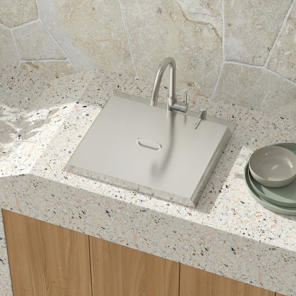 Talllor TLT-0030 outdoor sink in use
